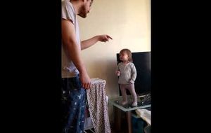 Adorable 'discusión' entre un padre y su hija de sólo 15 meses