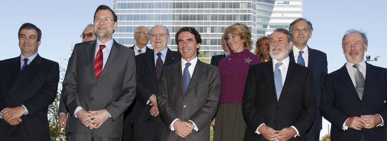 Foto: El expresidente del Gobierno Aznar (c) posa junto a los miembros de su primer Gobierno, entre ellos Mariano Rajoy (2i), Rodrigo Rato (d), Francisco Ãlvarez Cascos (i) y Esperanza Aguirre (2d-segunda fila). EFE