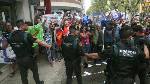 democràcia - CRISIS EN CATALUÑA - Página 12 Guardias-civiles-durmiendo-en-colchonetas-y-con-los-nervios-a-flor-de-piel-antes-del-1-o