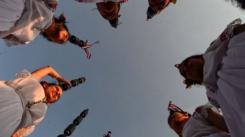 Una danza con más de 500 mujeres botelleras y daños por el granizo: el día en fotos