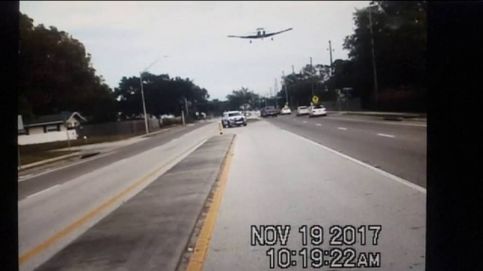 Una avioneta pierde el control y termina aterrizando en plena autopista