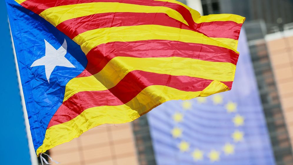 Foto: Una bandera independentista catalana ondea frente a la sede de la Comisión Europea. (EFE)