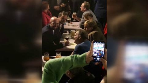 Merkel y Macron se van de cervezas por el centro de Bruselas tras la cumbre sobre el Brexit