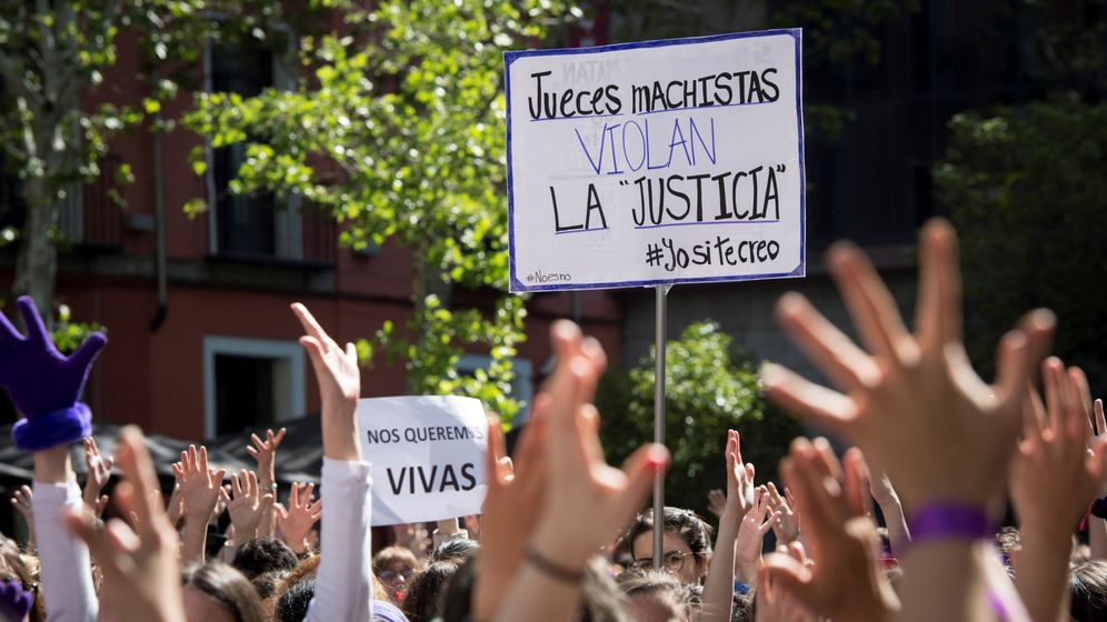 Foto: Concentración feminista contra el fallo judicial de La Manada en la Puerta del Sol este jueves contra la sentencia. (EFE)