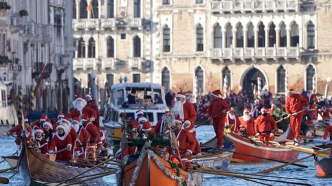 Regata de Papá Noel en Venecia y show de luces en Río de Janeiro: el día en fotos