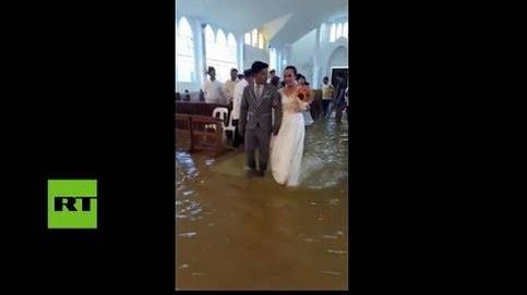 Una boda pasada por agua: se casan en una iglesia inundada