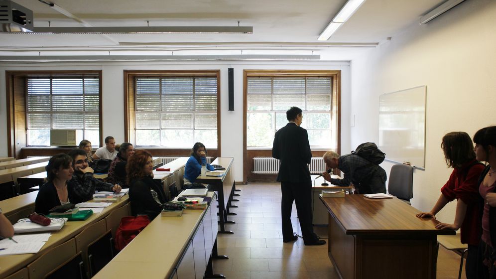 Foto: Alumnos de la Universidad Complutense de Madrid, durante una clase. (Reuters)
