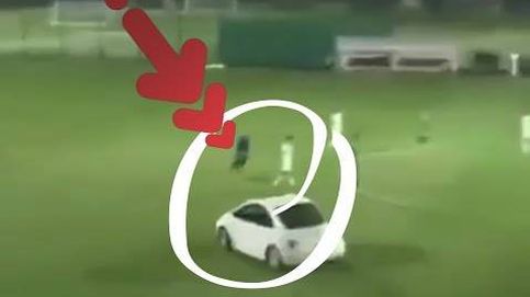 Un coche siembra el terror en el campo de fútbol