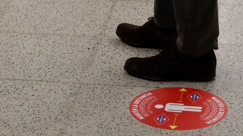 Metro de Madrid instala señalizaciones para asegurar la distancia social entre los pasajeros