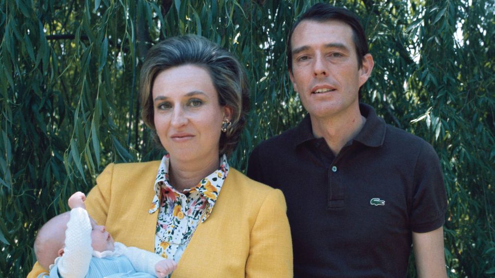 Foto: La infanta Pilar y Luis Gómez-Acebo, con su hijo Beltrán. (Getty)