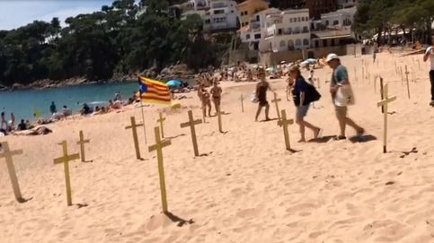Así es la guerra de las cruces que convierte en cementerios las playas de Cataluña