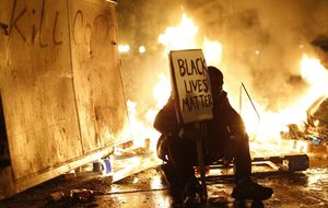 Arde Ferguson, epicentro de los disturbios raciales