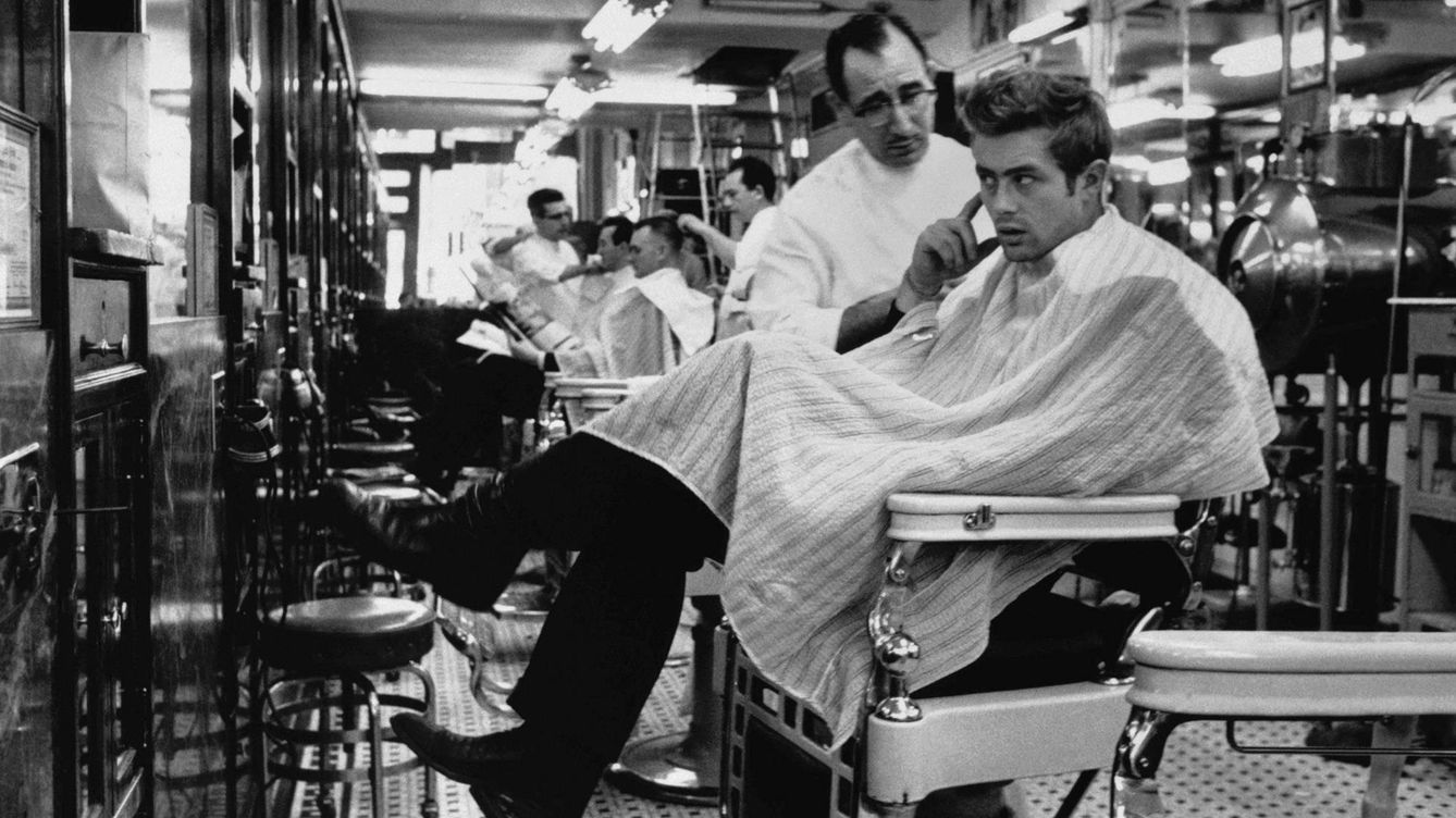 Foto: El actor James Dean, en una barbería de Nueva York. (Getty Images)