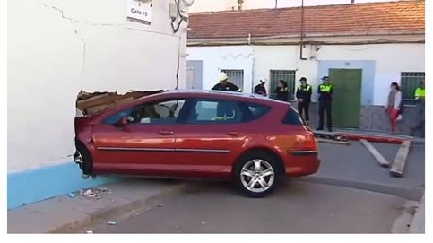 Un coche se empotra en una vivienda de Xirivella sin causar heridos