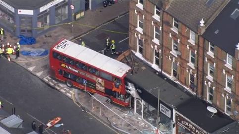 Un autobús se estrella contra un edificio en el sur de Londres dejando varios heridos