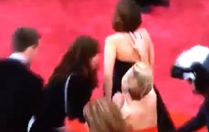 Jennifer Lawrence besa el suelo de nuevo