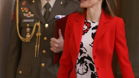 La Reina Letizia comienza y acaba (el mismo día) su semana laboral de rojo pasión