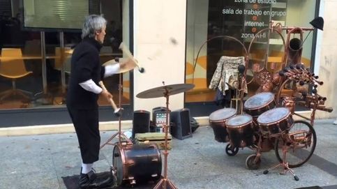 El impresionante artista callejero que toca la batería mientras hace malabares
