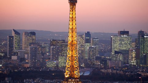La torre Eiffel se apaga en homenaje a Jacques Chirac