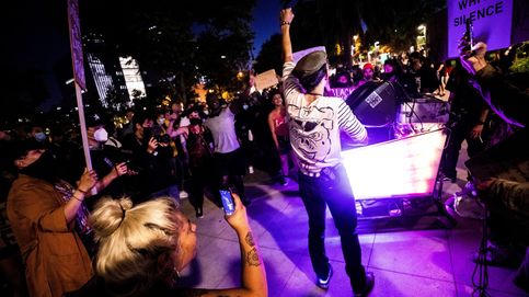Protesta masiva en los Ángeles y una discoteca/restaurante en Suiza: el día en fotos
