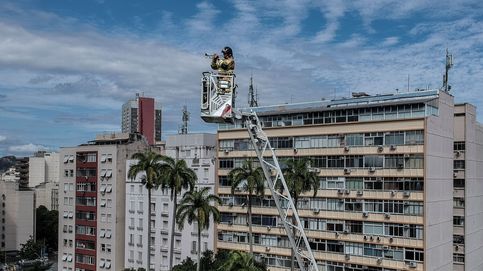 Un bombero da un concierto a 50 metros de altura a los vecinos confinados en Río