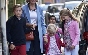 Felipe y Matilde de Bélgica acompañan a sus hijos en su primer día de colegio