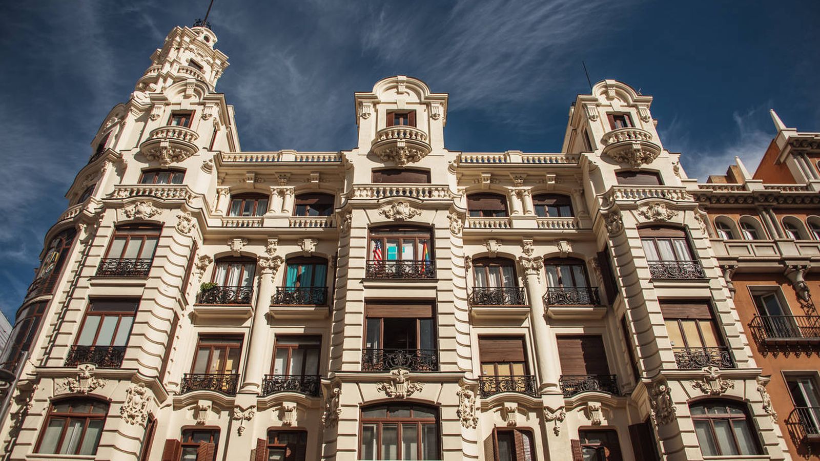 El sector de lujo mira de reojo las elecciones en Madrid: esperar o comprar rápido thumbnail