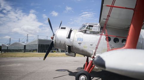 Multa récord a Google por abuso dominio y muestra de aviones históricos: el día en fotos