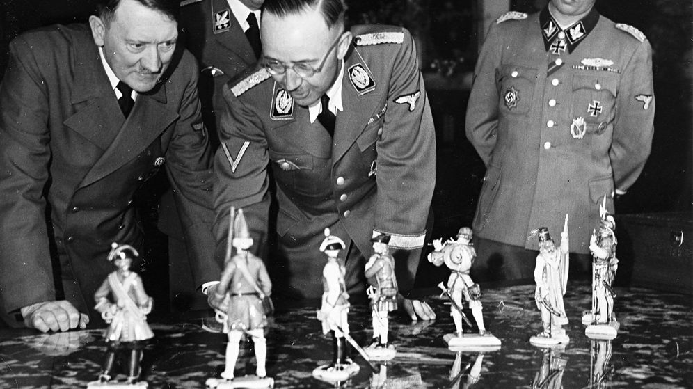 Foto: Hitler y Himmler observan figuras de porcelana de Allach en abril 1944.