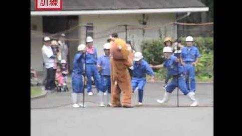 Un hombre se disfaza de león en un zoo de Japón para hacer un simulacro