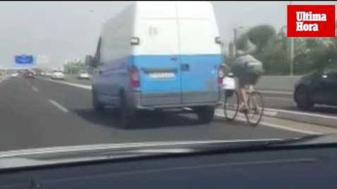 Sin casco, en chanclas y a 100 km/h: así circula un ciclista por la autopista de Palma
