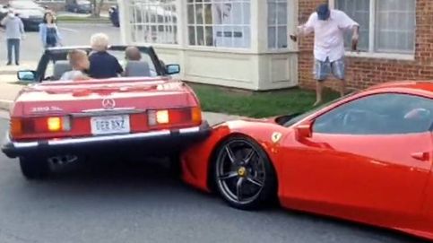 Monta su coche sobre un carísimo Ferrari al intentar aparcar