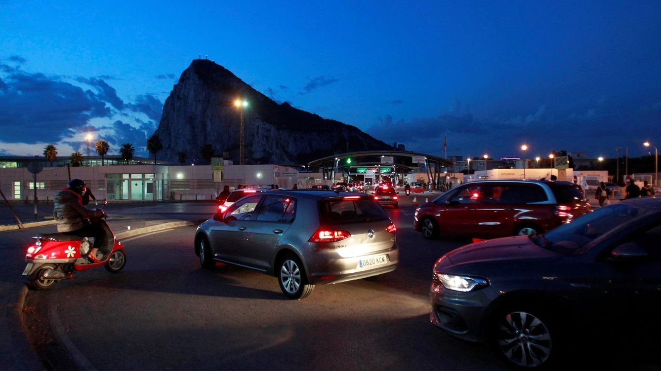 Foto: Vehículos hacen cola a la entrada a Gibraltar el pasado 5 de noviembre. (EFE)