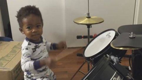 El bebé de dos años que asombra al tocar la batería: ¿ha nacido un nuevo virtuoso musical?
