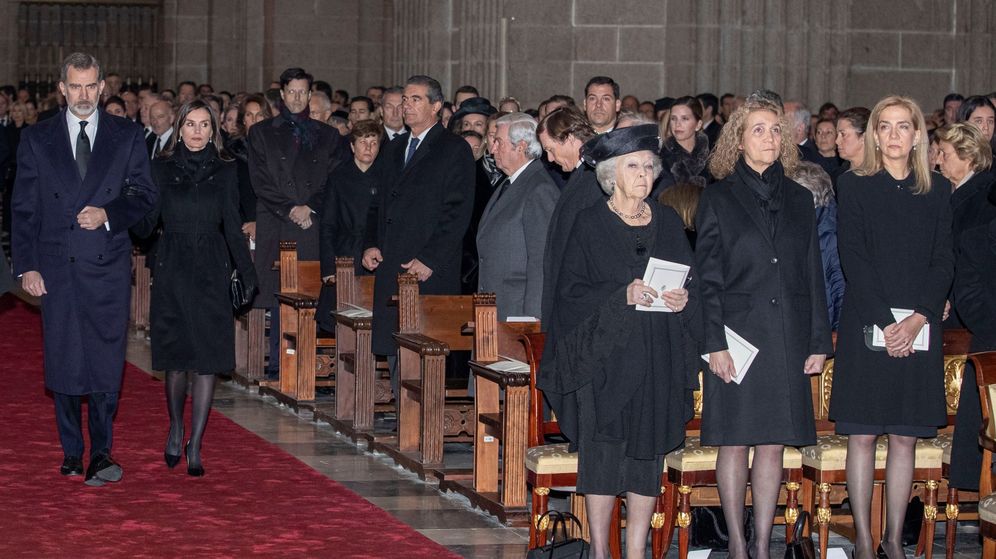Foto: Los Reyes en el funeral de la infanta Pilar. (Efe)
