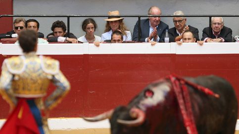 Don Juan Carlos, la infanta Elena, Froilán y Victoria Federica disfrutan de una tarde toros en San Sebastián 