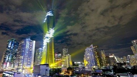 Un espectáculo de luces en el MahaNakhon, el rascacielo 'incompleto' de Bangkok