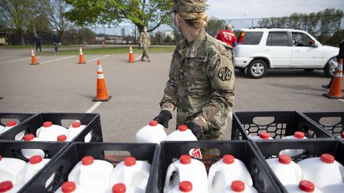 Militares reparten leche gratis en EEUU al descender drásticamente la demanda