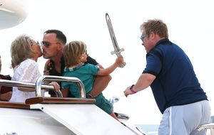 Elton John, vacaciones con su marido e hijos en Saint-Tropez