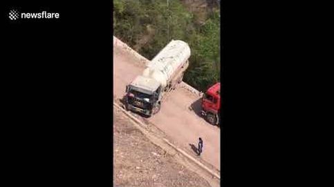La maniobra 'imposible' de un camión chino frente a un precipicio