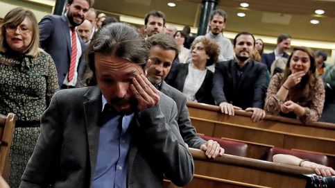 Pablo Iglesias se emociona tras conocer los resultados de la segunda votaciónn de investidura. (Efe)