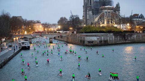 Paddle surf en París y Papá Noel en Madrid: el día en fotos
