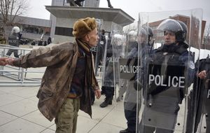Choque entre manifestantes y policías antidisturbios en Kosovo deja decenas de heridos