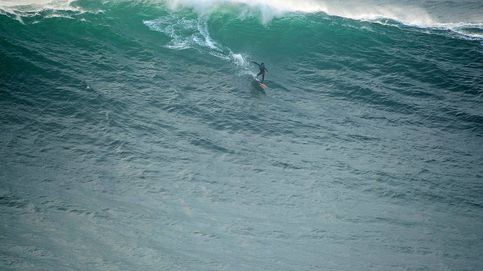 Axi Muniain surfeando la cola del huracán Ophelia en Nazaré