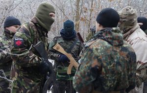 Civiles con fusiles de madera para frenar a Putin