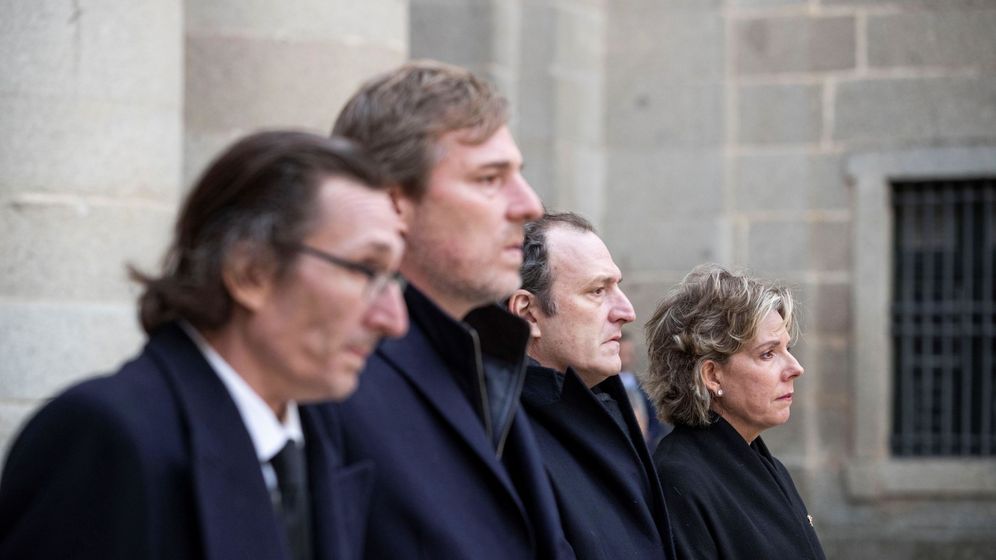 Foto: De izquierda a derecha: Fernando, Beltrán, Juan y Simoneta Gómez-Acebo, en el funeral de su madre. (EFE)