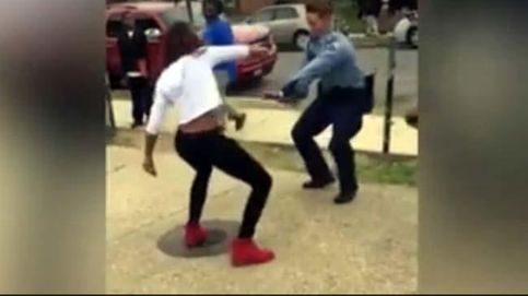 Una policía detiene una pelea bailando y perreando