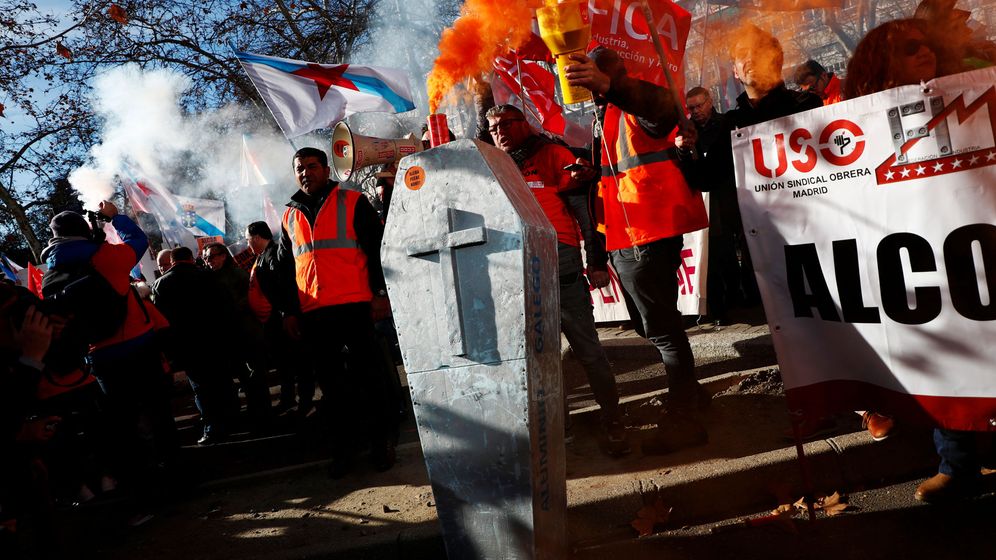 Foto: ManifestaciÃ³n de los trabajadores de Alcoa frente al Ministerio de Industria, en Madrid. (Reuters)