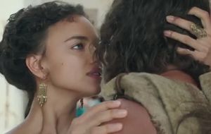 Irina Shayk debuta en el cine con un beso a Hércules