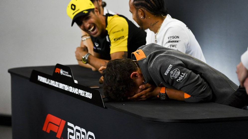 Foto: Lando Norris no pudo aguantar al risa ante la broma de Ricciardo en la rueda de prensa del GP de Gran BretaÃ±a. (@LandoNorris)